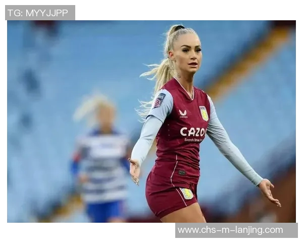 法国名帅特鲁西埃亲临大连市第十七中学指导女足训练激励年轻球员成长